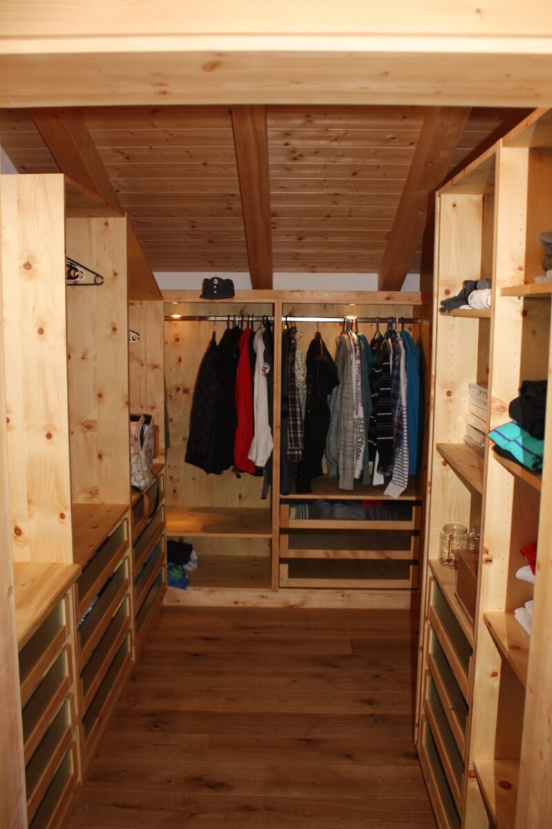 begehbarer Kleiderschrank aus Holz