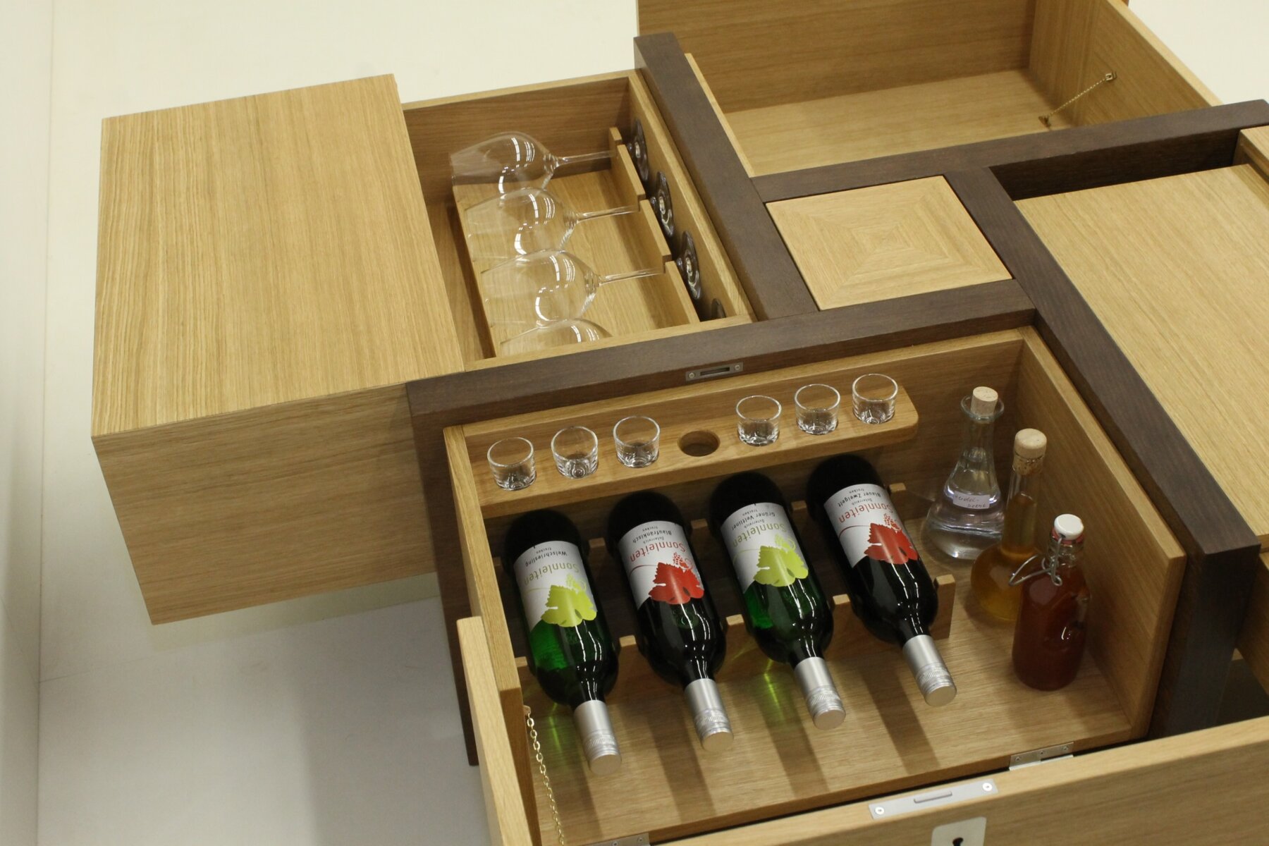 Holztisch mit Aufbewahrungsmöglichkeit für Flaschen