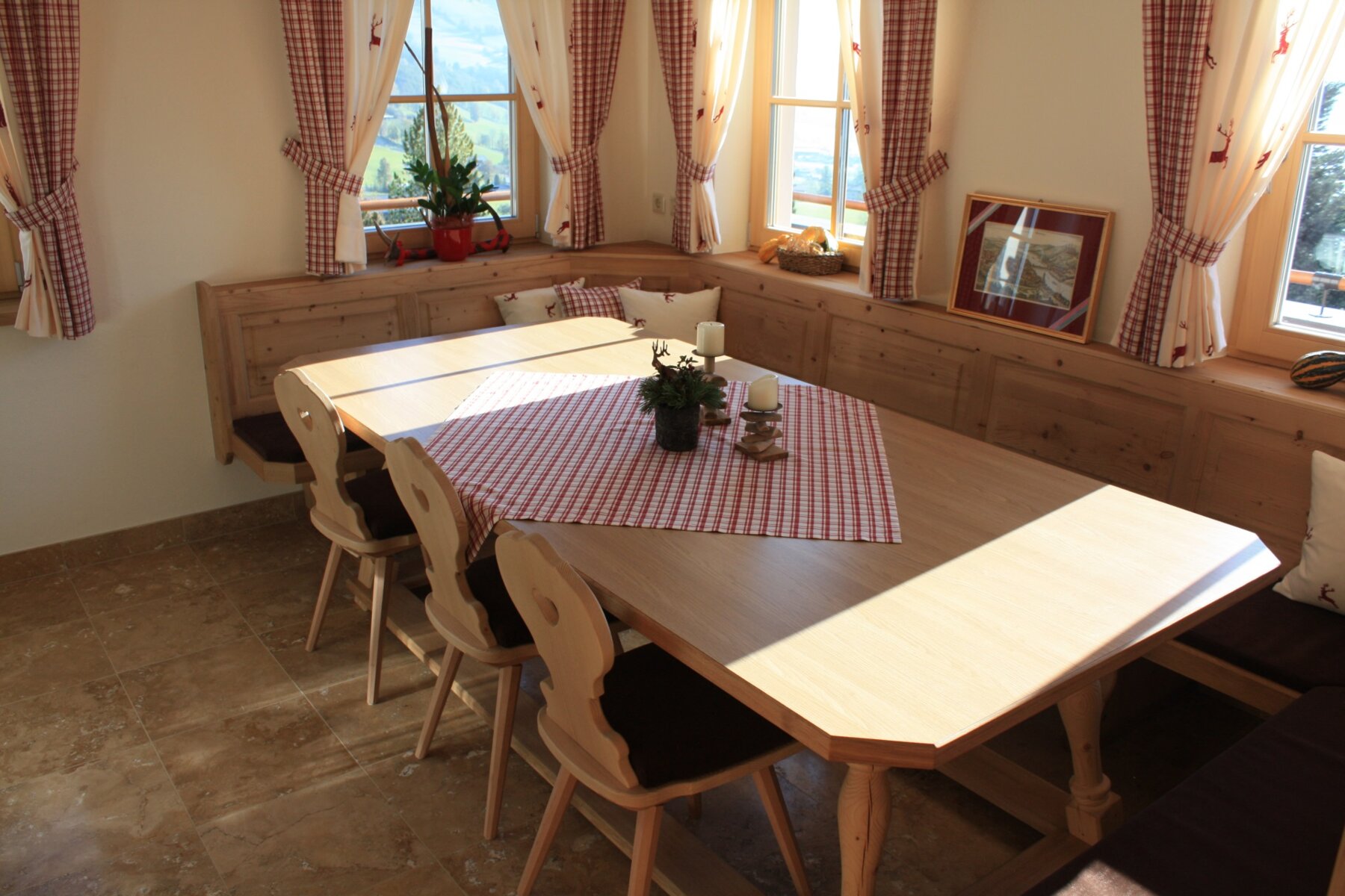 Holztisch von der Tischlerei Proßegger in Bramberg