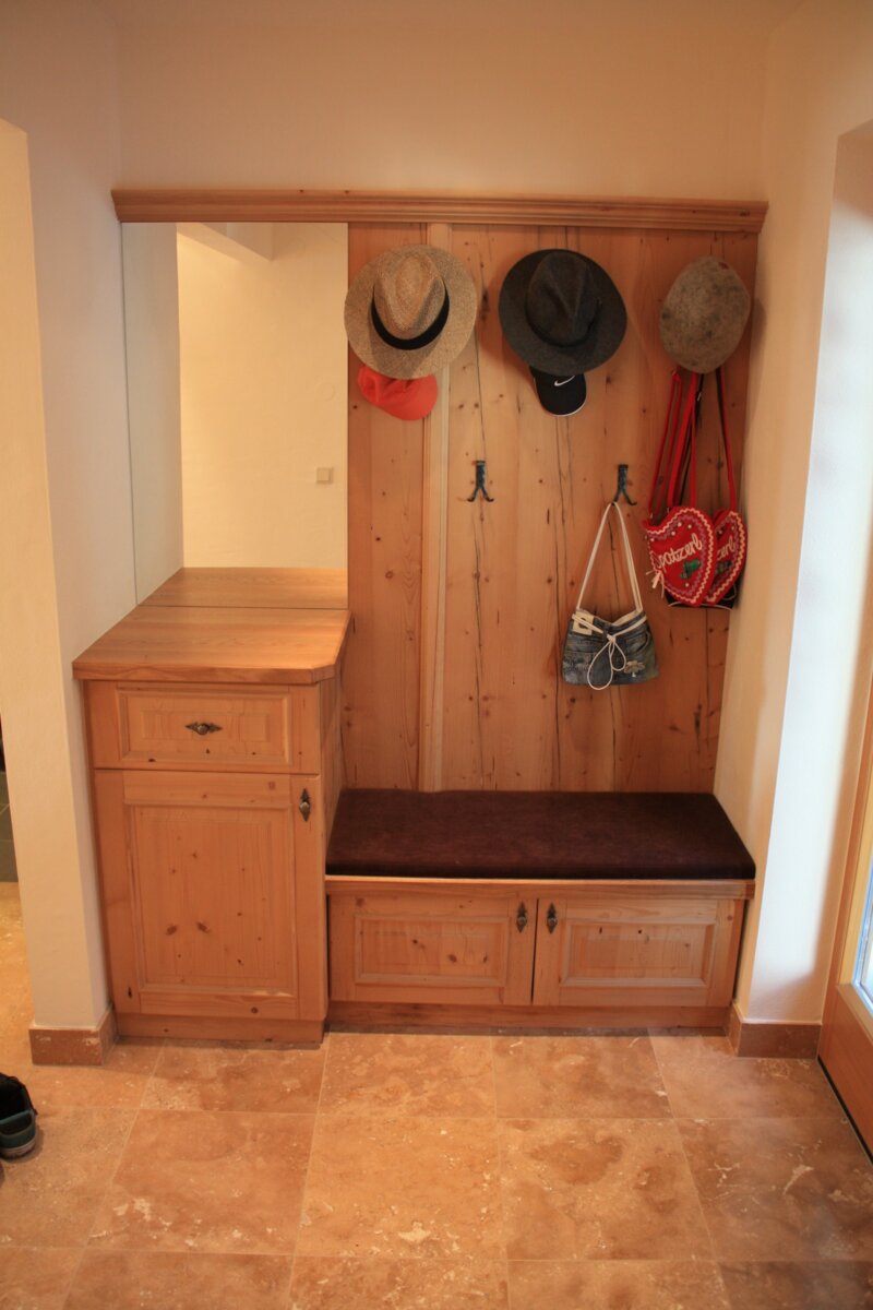 Garderobe aus Holz