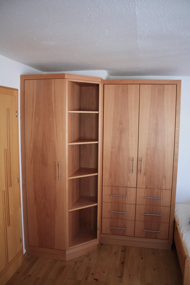 Kleiderschrank aus Holz