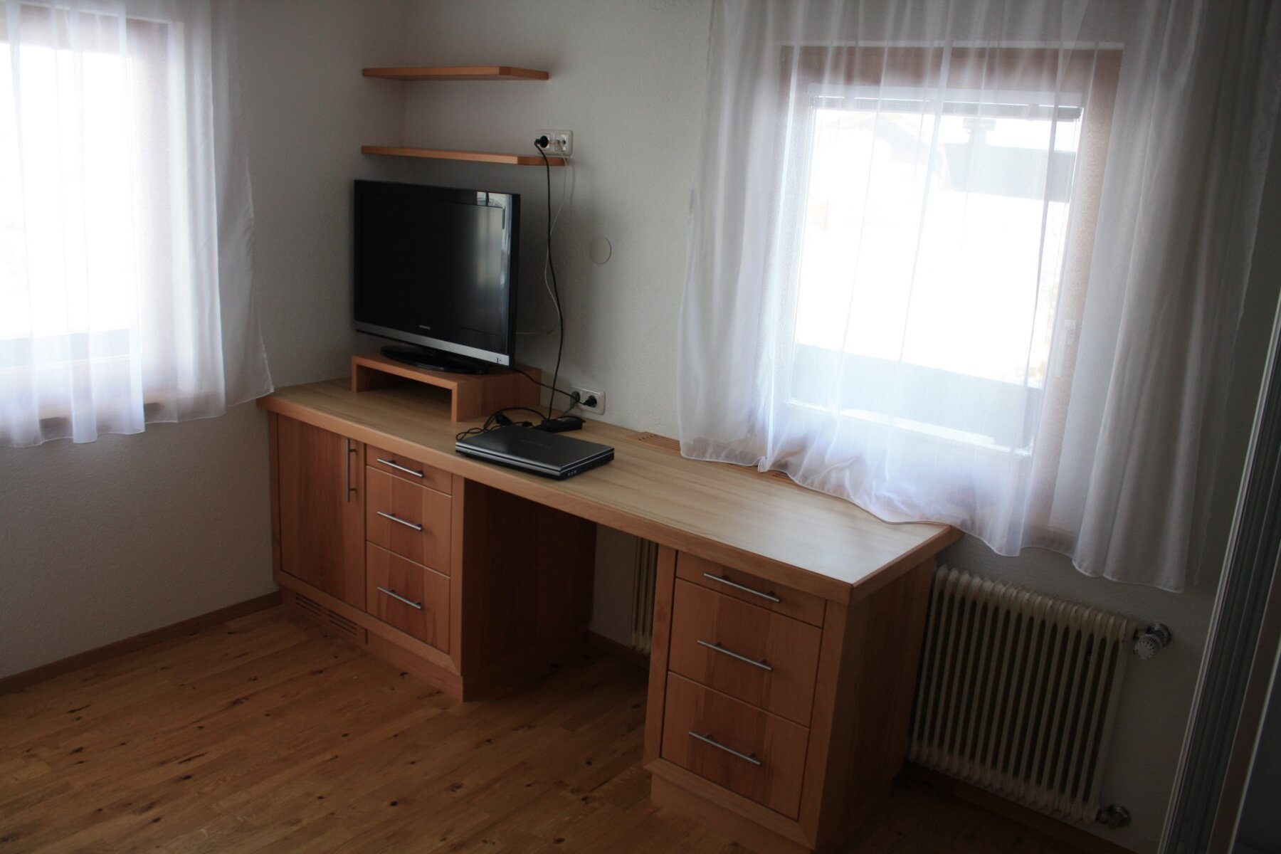 kleiner Schrank aus Holz